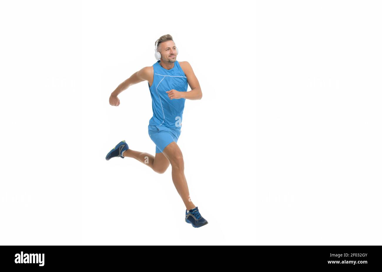 Am Laufen halten. Fühlen Sie den Rhythmus. Motivierende Songs. Man Sportler läuft mit Kopfhörern. Runner stattlichen starken Kerl motion auf Weiß isoliert. Musik für Workout training. Schneller laufen. Laufsport. Stockfoto