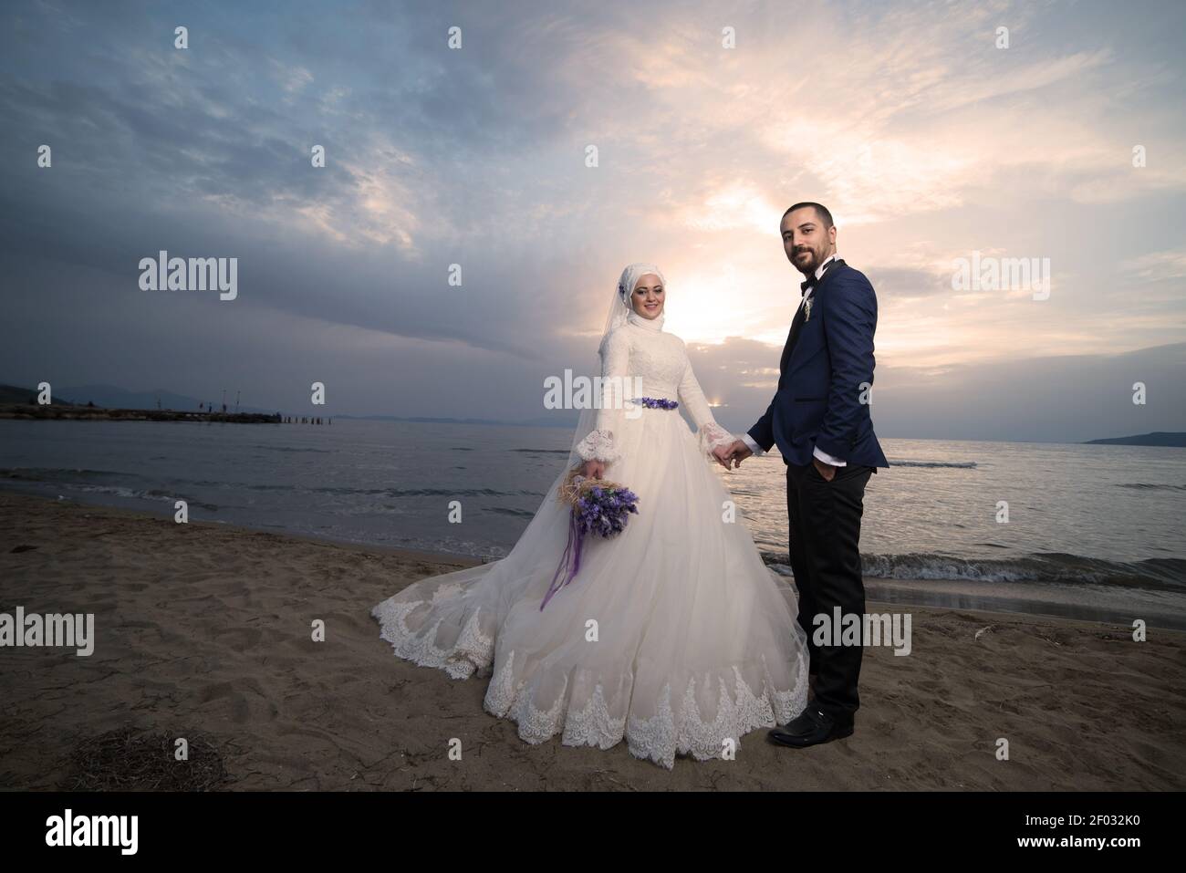 IZMIR, TÜRKEI - Sep 08, 2017: Junge muslimische Braut und Bräutigam Hochzeitsfotos, Outdoor-Freizeitkleidung und fromal Hochzeitskleid und Anzug. Stockfoto