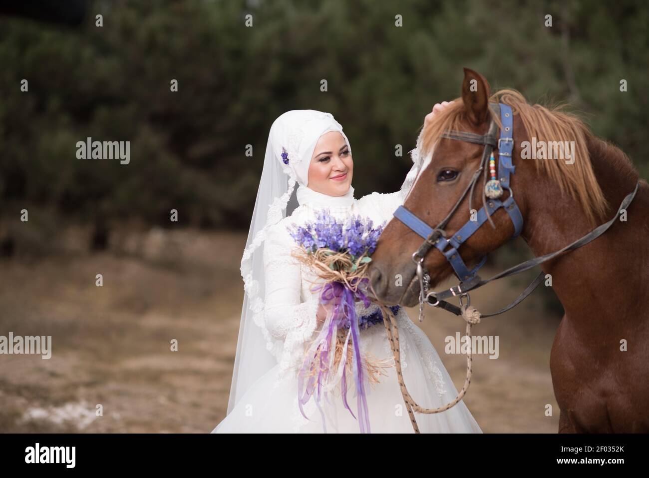 IZMIR, TÜRKEI - Sep 08, 2017: Junge muslimische Braut und Bräutigam Hochzeitsfotos, traditoinale muslimische Hochzeit und Casual Dress, Ehe muslimisch, islamisch. Stockfoto