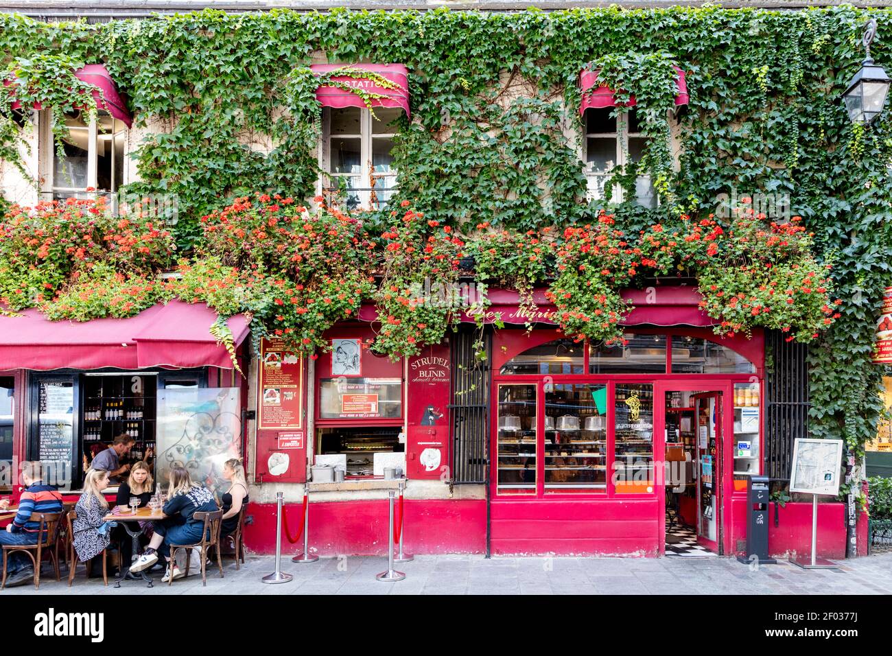 Abendessen im Chez Marianne - ein israelisches Restaurant im Marais, Paris, Ile-de-France, Frankreich Stockfoto