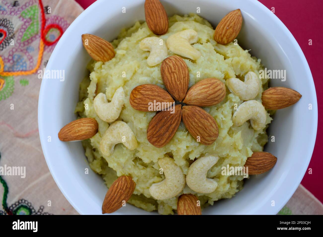 Shakarkandi oder Shakarkand ein Wurzelgemüse süßes Gericht aus Gujarat Indien zu Hause gekocht während upawas oder vrat ka khana. Für Mahashivratri, ekadashi garni Stockfoto