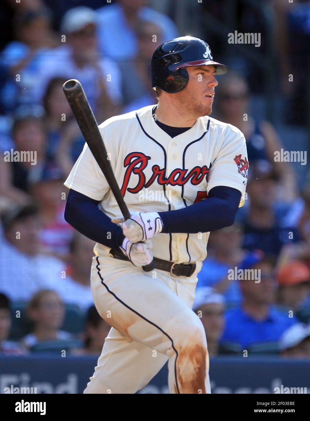 Atlanta Braves Freddie Freeman folgt auf ein Doppel, um Teamkollegen Martin Prado und Jason Heyward im fünften Inning gegen die New York Mets im Turner Field am Samstag, 14. Juli 2012, in Atlanta, Georgia, Juli 14, 2012. Die Braves haben gewonnen, 8-7. (Foto von Jason Getz/Atlanta Journal-Constitution/MCT/Sipa USA) Stockfoto