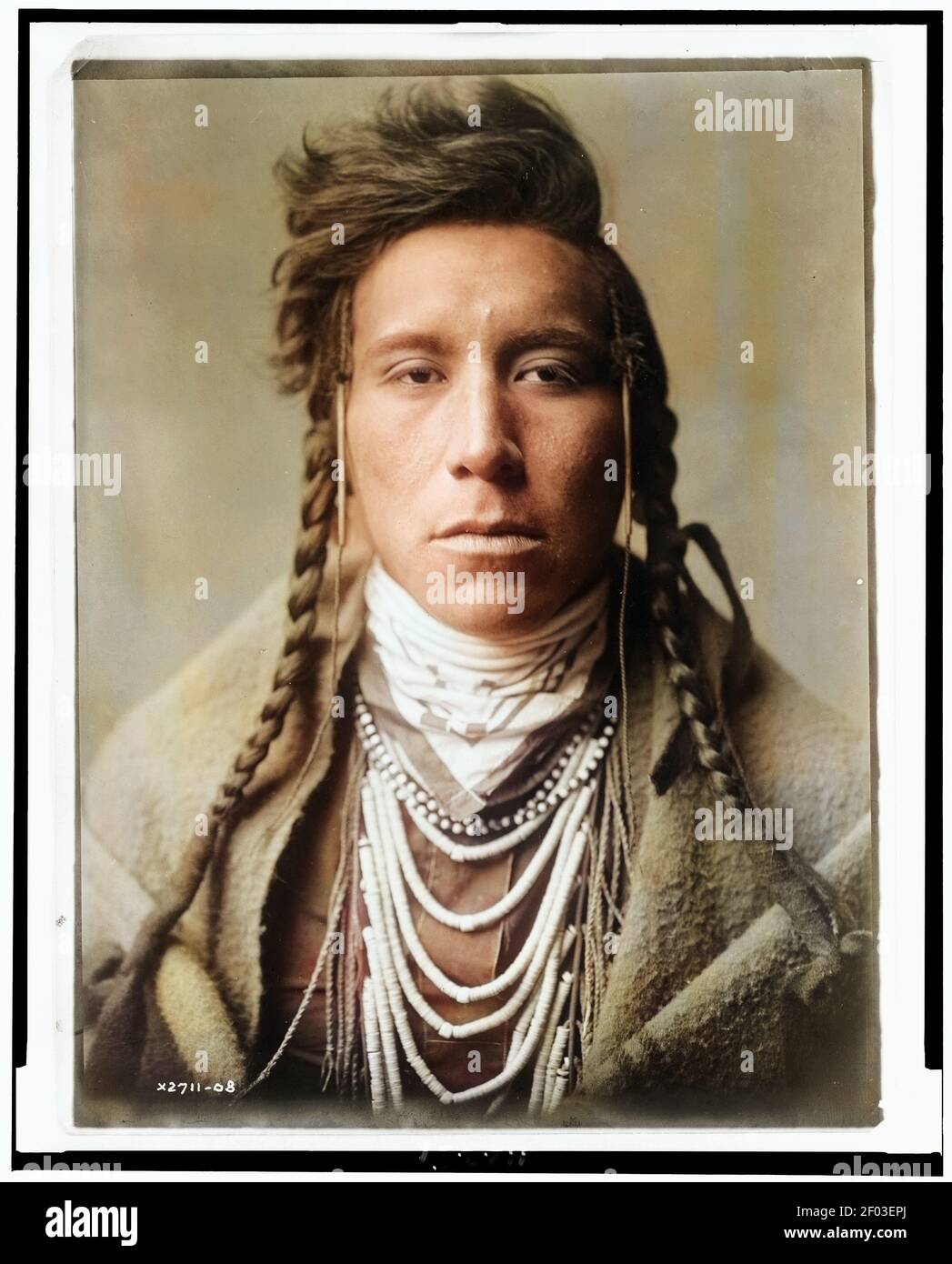 Native American Kopf-und-Schultern-Porträt von Crow Mann coloriert Stockfoto