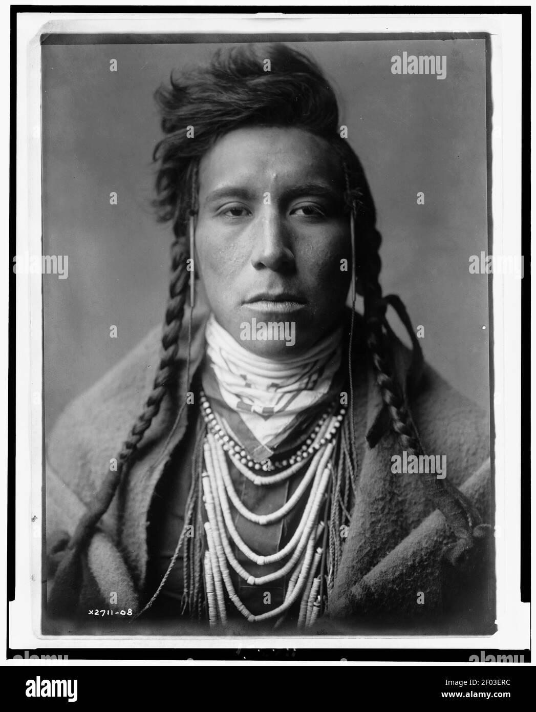 Indianische Kopf-und-Schultern-Porträt von Crow man Stockfoto