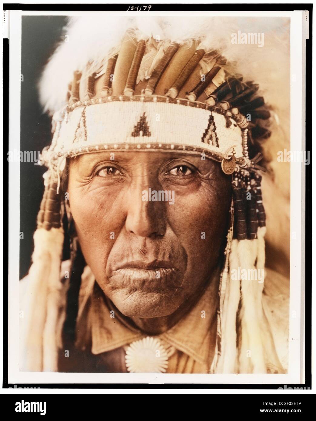 Red Bird, ein Cheyenne-Mann in voller Kopfbedeckung eingefärbt Stockfoto