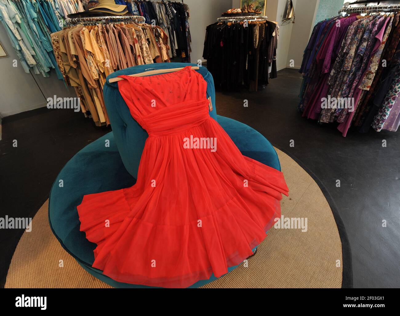 Dieses rote Kleid aus den 50er Jahren war eines der Vintage Kleider im Dress  Shop, 13. Juli 2012. Der Kleiderladen mit mehr als 2000 Kleidern ist ein  Geschäft im Clothing Warehouse, Atlanta-Born,
