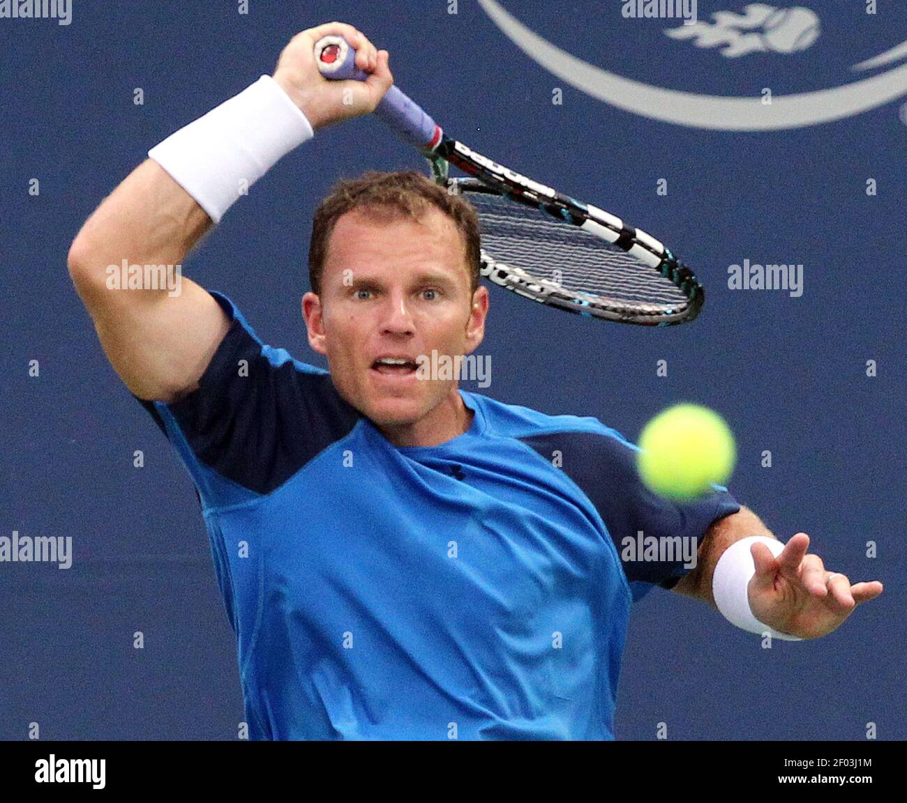 Michael Russell trifft einen Schuss gegen Andy Roddick während Viertelfinale spielen in der Atlanta Open am Freitag, 20. Juli 2012, in Atlanta, Georgia. (Foto von Curtis Compton/Atlanta Journal-Constitution/MCT/Sipa USA) Stockfoto