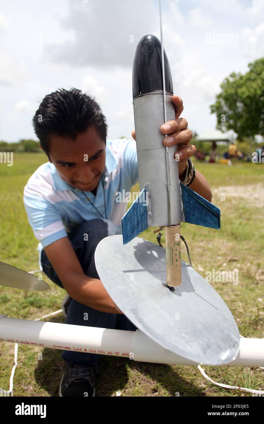 Sergio Cruz, Präsident des Homestead Public Rocketry Club, richtet eine ...