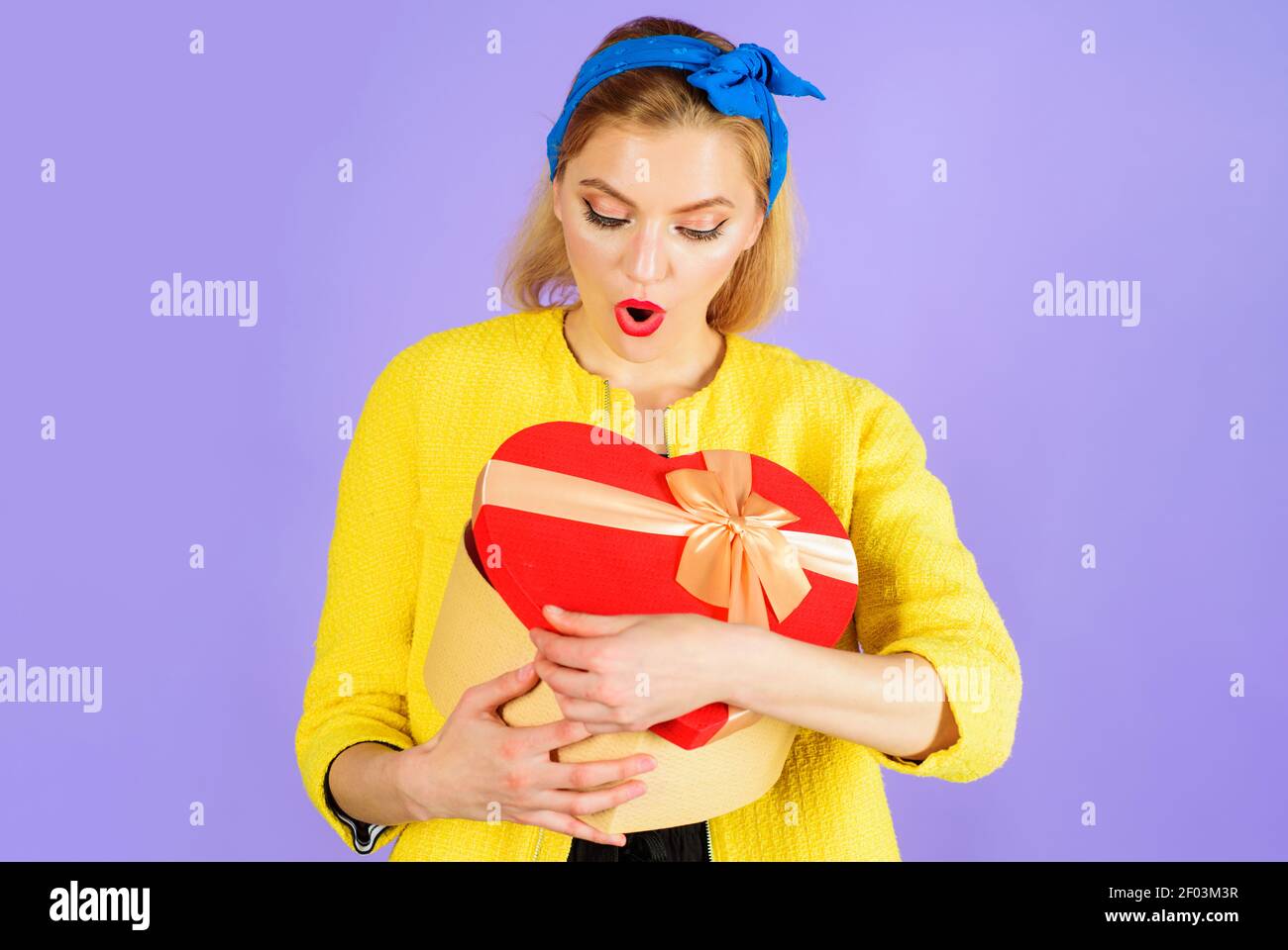 Überrascht Frau mit Valentinstag anwesend. Herzförmige Schachtel. Alles Liebe Zum Valentinstag. Februar 14. Liebe. Stockfoto