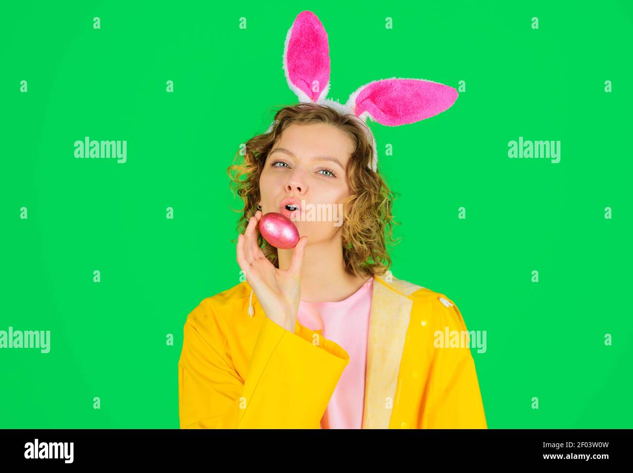 Frau mit Hasenohren mit Osterei. Kaninchenmädchen. Frohe Ostern. Frühling. Eiersuche. Frühlingsferien. Stockfoto