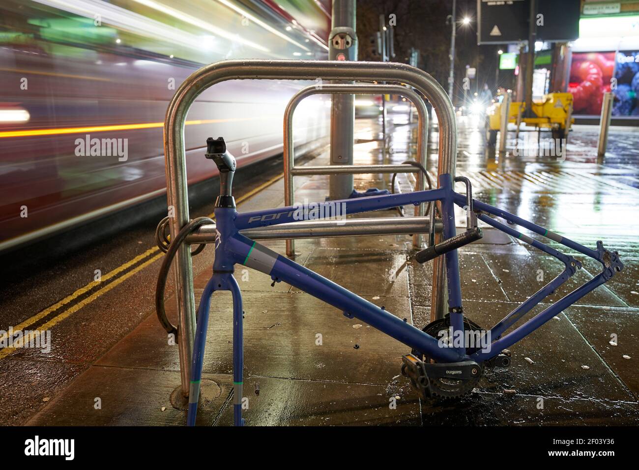 London, Großbritannien. - 19 Jan 2021: Der verlassene Rahmen eines Fahrrads, die meisten seiner Teile während der Coronavrius-Pandemie in Shepherds Bush gestohlen. Während der Pandemie ist ein erheblicher Anstieg der Zyklusdiebstähle zu sehen. Stockfoto