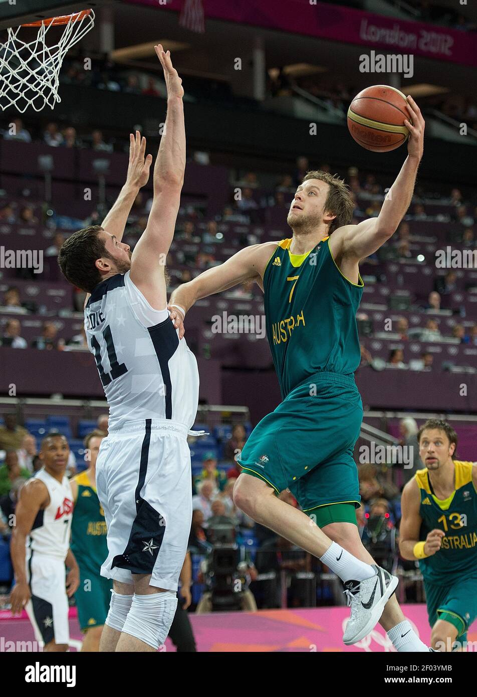 Der Australier Joe Ingles (7) schießt über den Amerikaner Kevin Love (11) während ihres Viertelfinalspiels in der Olympic Park Basketball Arena während der Olympischen Sommerspiele 2012 in London, England, Mittwoch, 8. August 2012. Die USA besiegten Australien 119-86. (Foto von Harry E. Walker/MCT/Sipa USA) Stockfoto