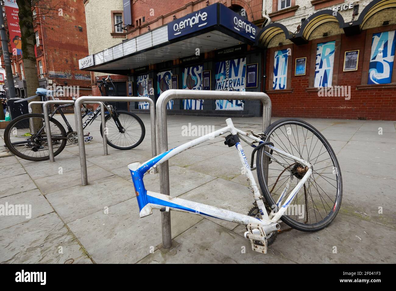 London, Großbritannien - 20. Februar 2021: Der verlassene Rahmen eines Fahrrads, die meisten seiner Teile gestohlen, außerhalb der O2 Shepherds Bush während der Coronavrius Pandemie. Während der Pandemie ist ein erheblicher Anstieg der Zyklusdiebstähle zu sehen. Stockfoto