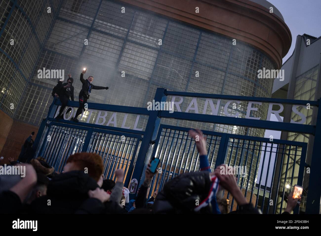 Glasgow, Schottland, am 6. März 2021. Fans der Rangers Football Club trotzen Covid-19 Coronavirus Pandemie Sperrregeln vor Ibrox Stadium zu sammeln, um das Team bevorstehende Liga-Sieg zu feiern, und deutlich trotzen Erzrivalen, Celtic FC, die Chance, den Titel zu gewinnen 10 mal in Folge. Foto: Jeremy Sutton-Hibbert/Alamy Live News. Stockfoto