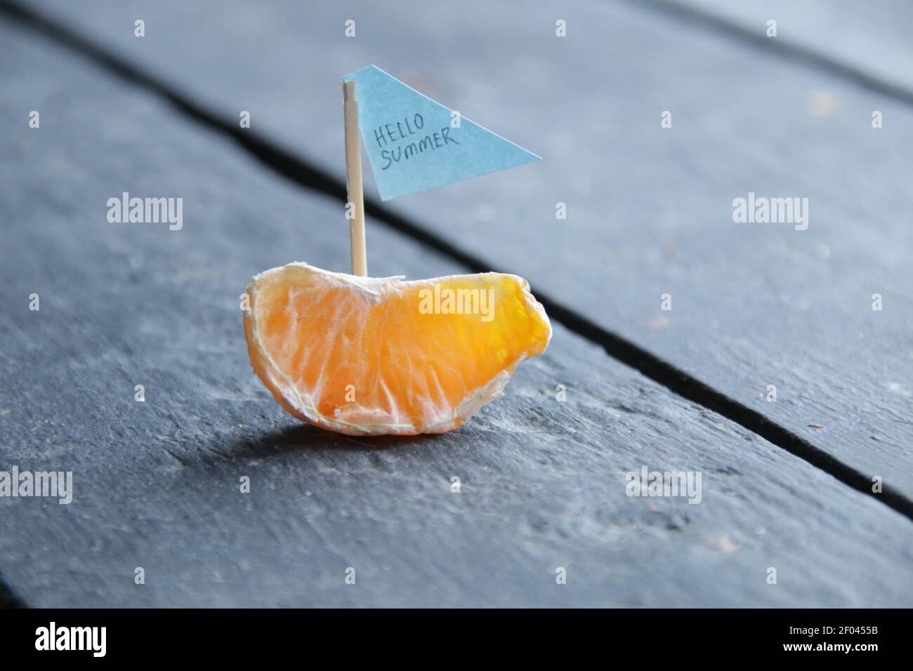 Hello Summer, Meereshintergrund mit Schriftzug Hello Summer. Stockfoto