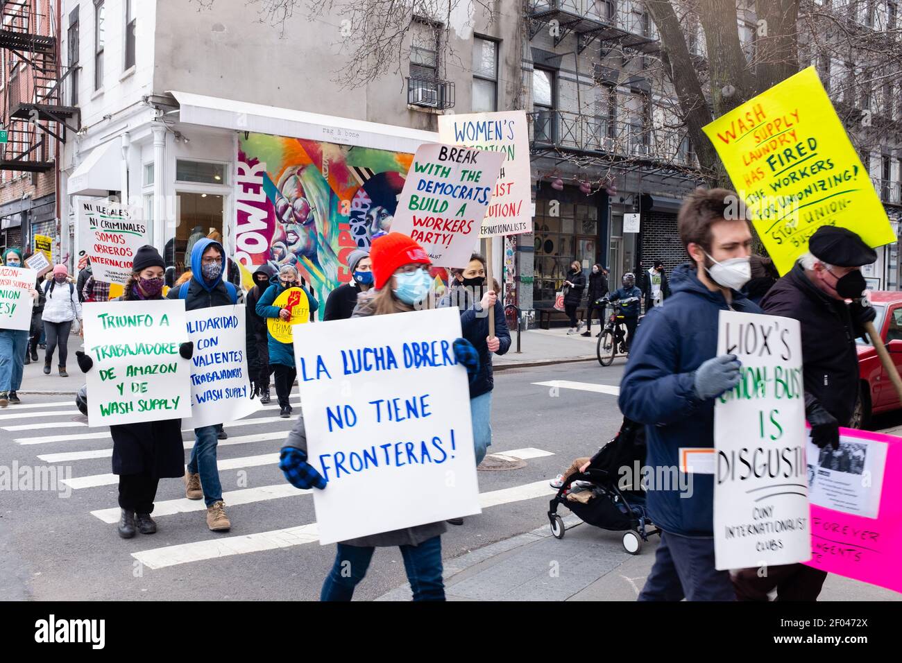 New York, NY, USA. März 2021, 6th. Wäschereiarbeiter des New Yorker Laundry  Workers Center marschieren in der East Houston Street auf, um gegen die  Entlassung von kürzlich gewerkschaftlich organisierten Arbeitern durch  LIOX/Wash