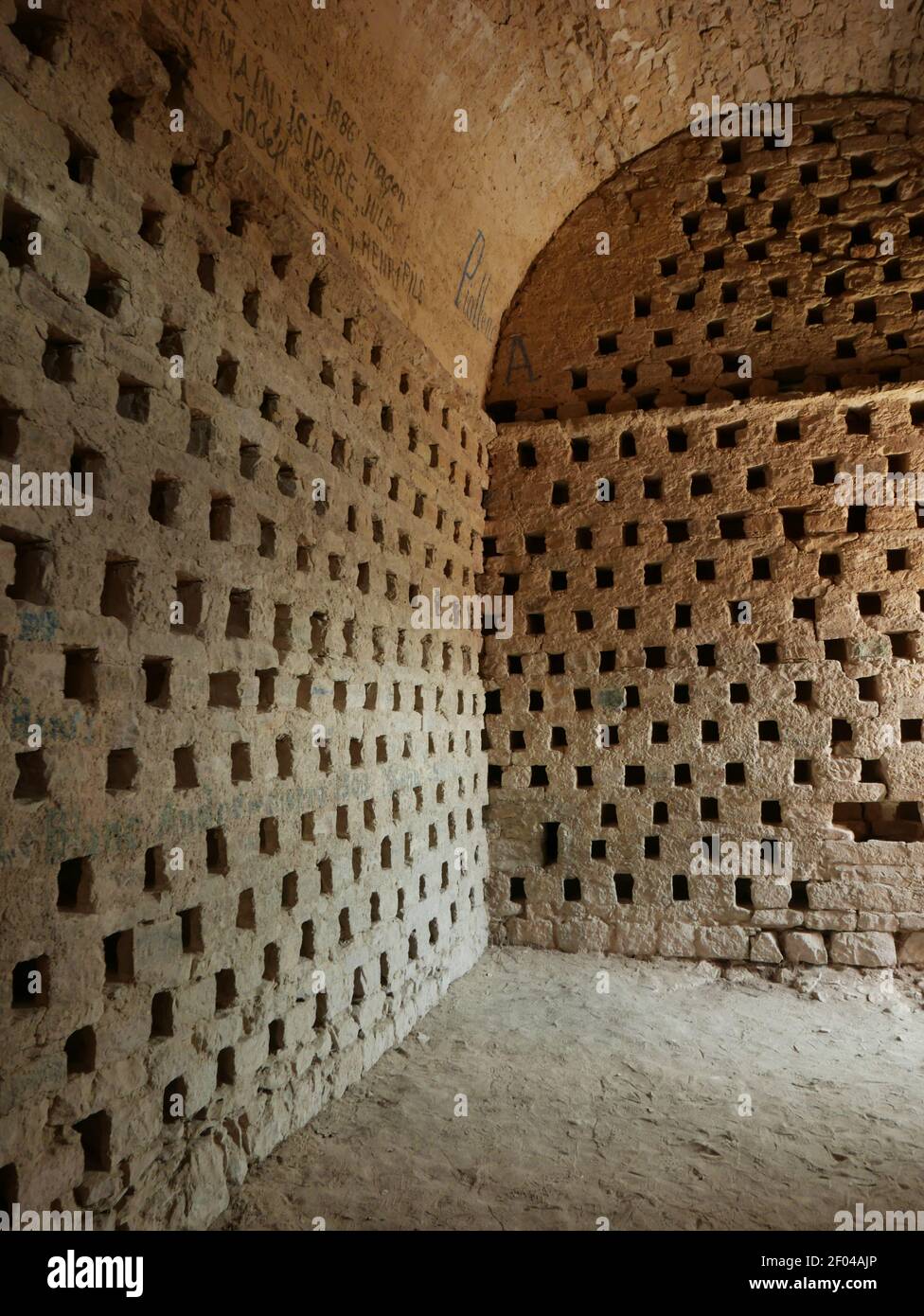 Eine vertikale Aufnahme des alten historischen Gebäudes von Fort Boyard in Frankreich Stockfoto