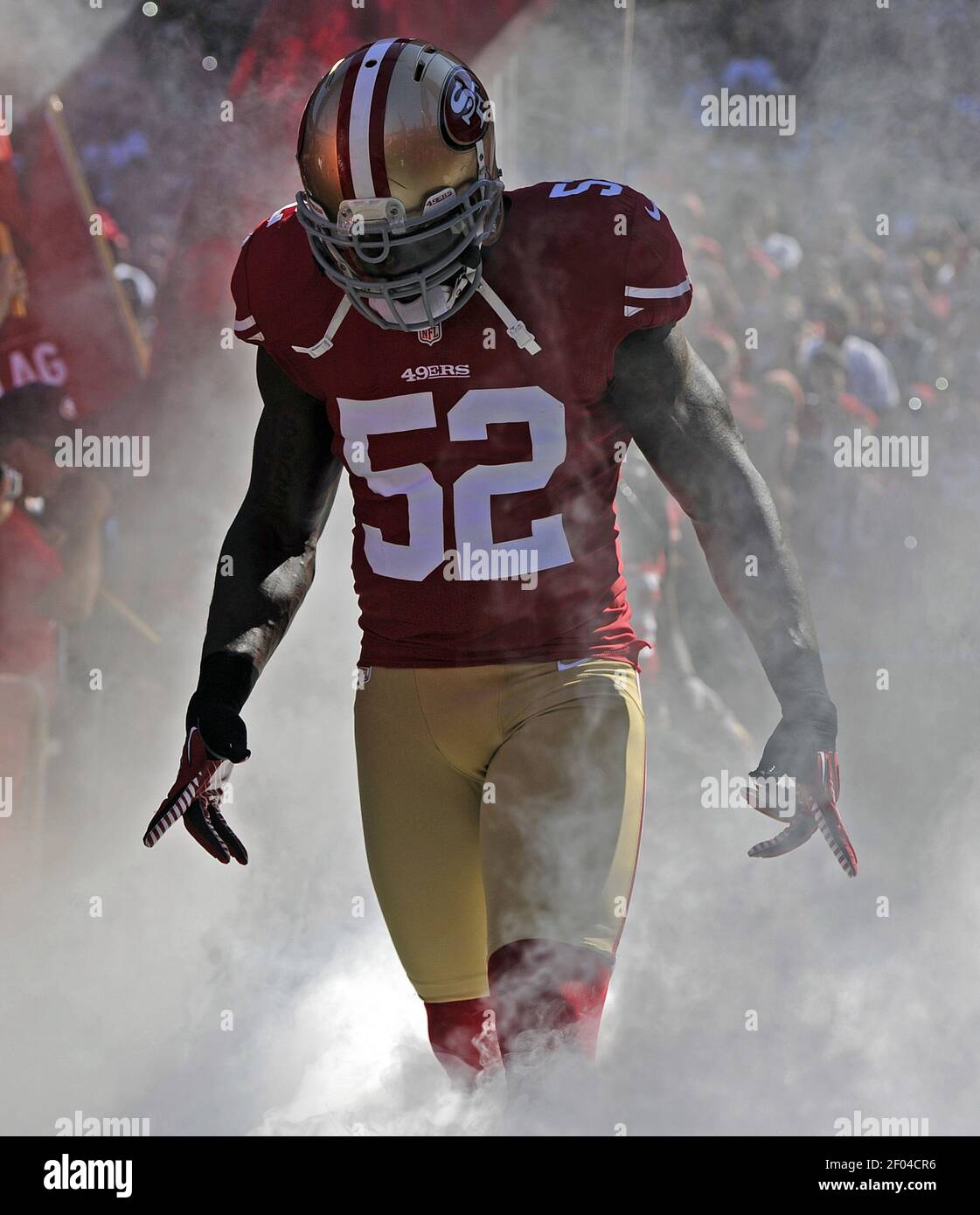 San Francisco 49ers Linebacker Patrick Willis (52) wird vor dem Spiel gegen die New York Giants im Candlestick Park in San Francisco, Kalifornien, Sonntag, 14. Oktober 2012 vorgestellt. Die Giganten besiegten die Niners, 26-3. (Foto: Jose Carlos Fajardo/Contra Costa Times/MCT/Sipa USA) Stockfoto