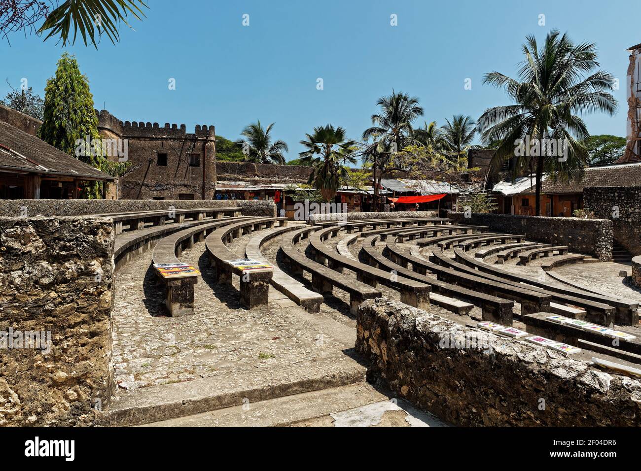 Stonetown (Tansania, Sansibar Archipel). Straßen und Hafen in der alten Steinstadt von Sansibar City, historische koloniale Steingebäude, enge Straße Stockfoto