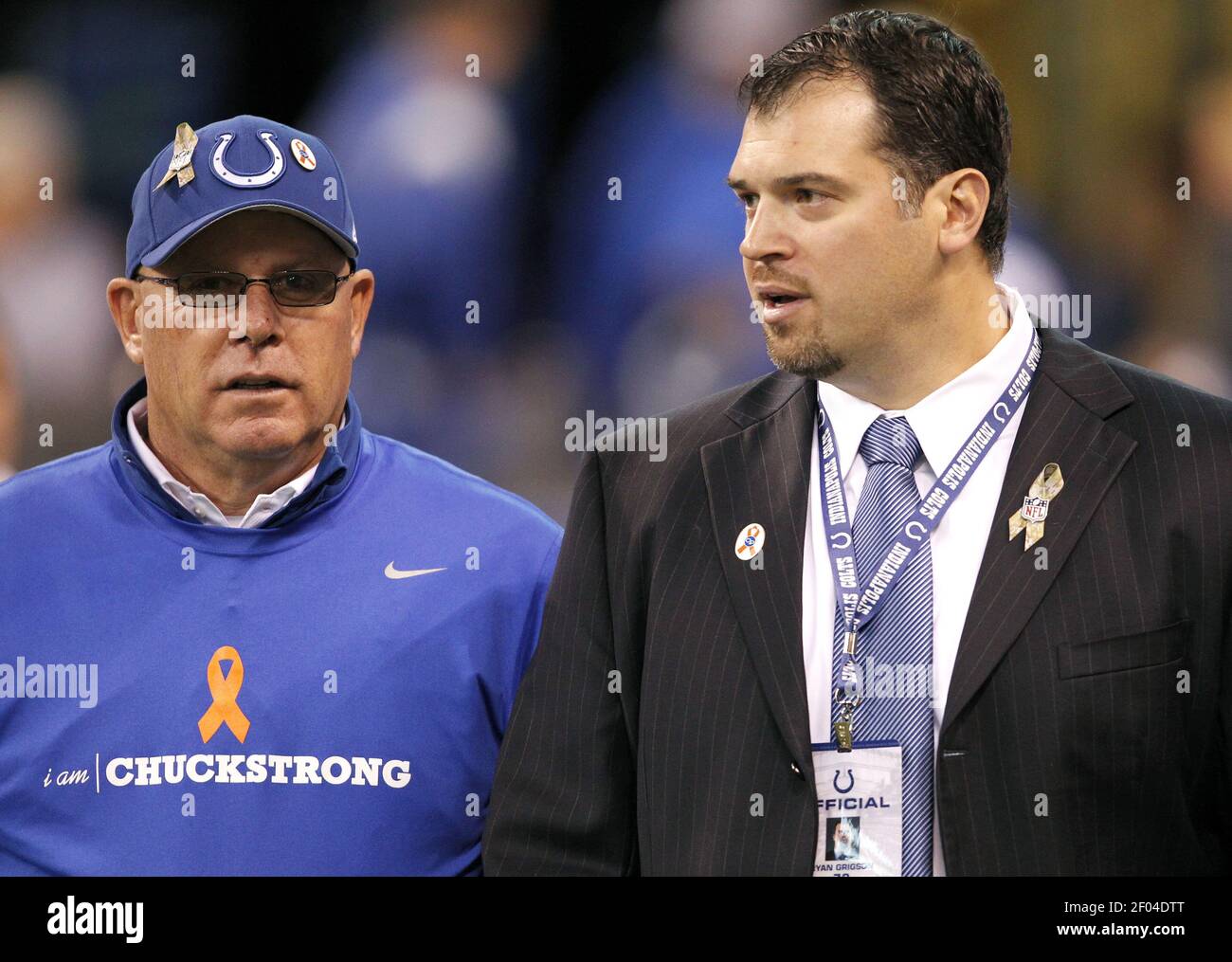 Indianapolis Colts Cheftrainer Bruce Arians und Colts General Manager Ryan Grigson sprechen vor ihrem Spiel am Sonntag, 4. November 2012, in Indianapolis, Indiana. Die Colts gewann das Spiel 23-20. (Foto von Sam Riche/MCT/Sipa USA) Stockfoto