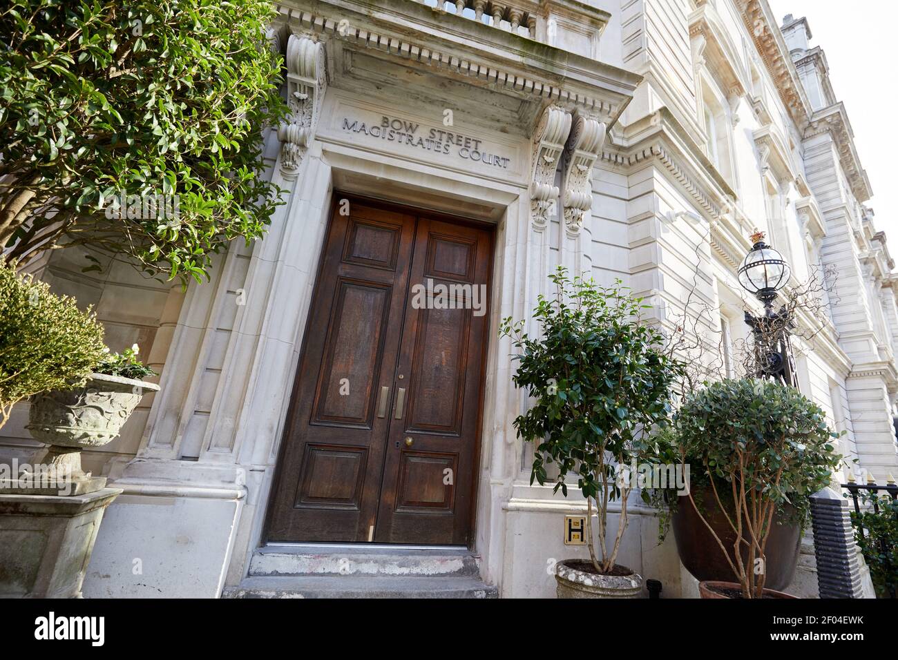 London, Großbritannien - 23. Feb 2021: Die Front des ehemaligen Bow Street Magistrate Court, das vor kurzem in ein Hotel und Polizeimuseum umgewandelt wurde, beide sollen 2021 eröffnet werden, sobald die Covid-Vorschriften es erlauben. Stockfoto