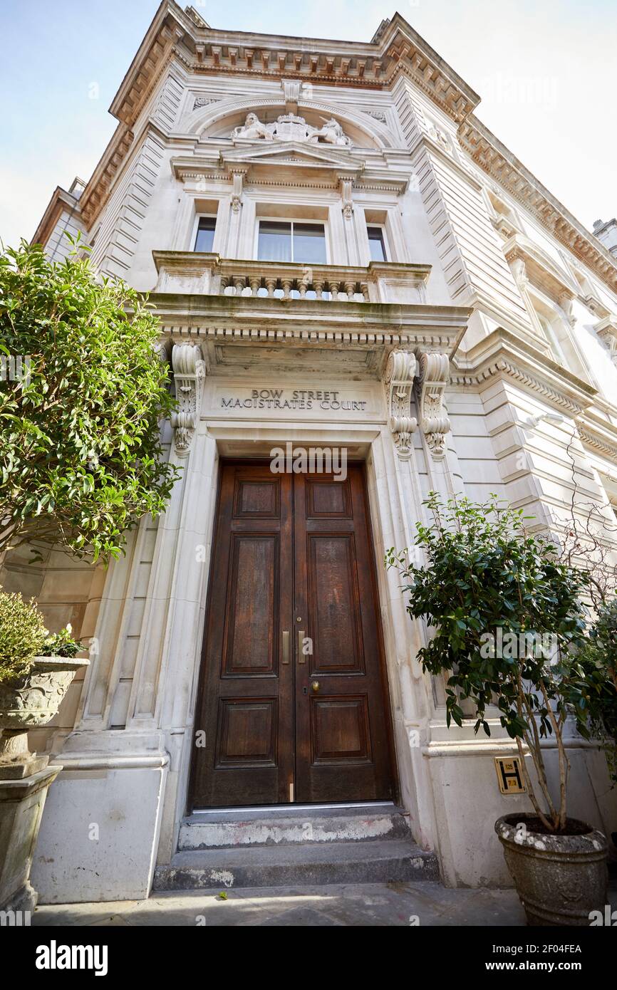 London, Großbritannien - 23. Feb 2021: Die Front des ehemaligen Bow Street Magistrate Court, das vor kurzem in ein Hotel und Polizeimuseum umgewandelt wurde, beide sollen 2021 eröffnet werden, sobald die Covid-Vorschriften es erlauben. Stockfoto