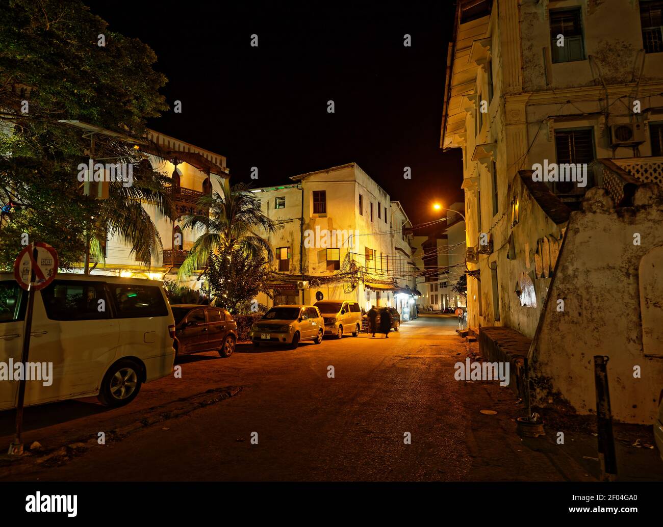 Stonetown (Tansania, Sansibar Archipel) am Abend und in der Nacht. Straßen und Hafen in der alten Steinstadt Sansibar City, historische Kolonialbau Stockfoto