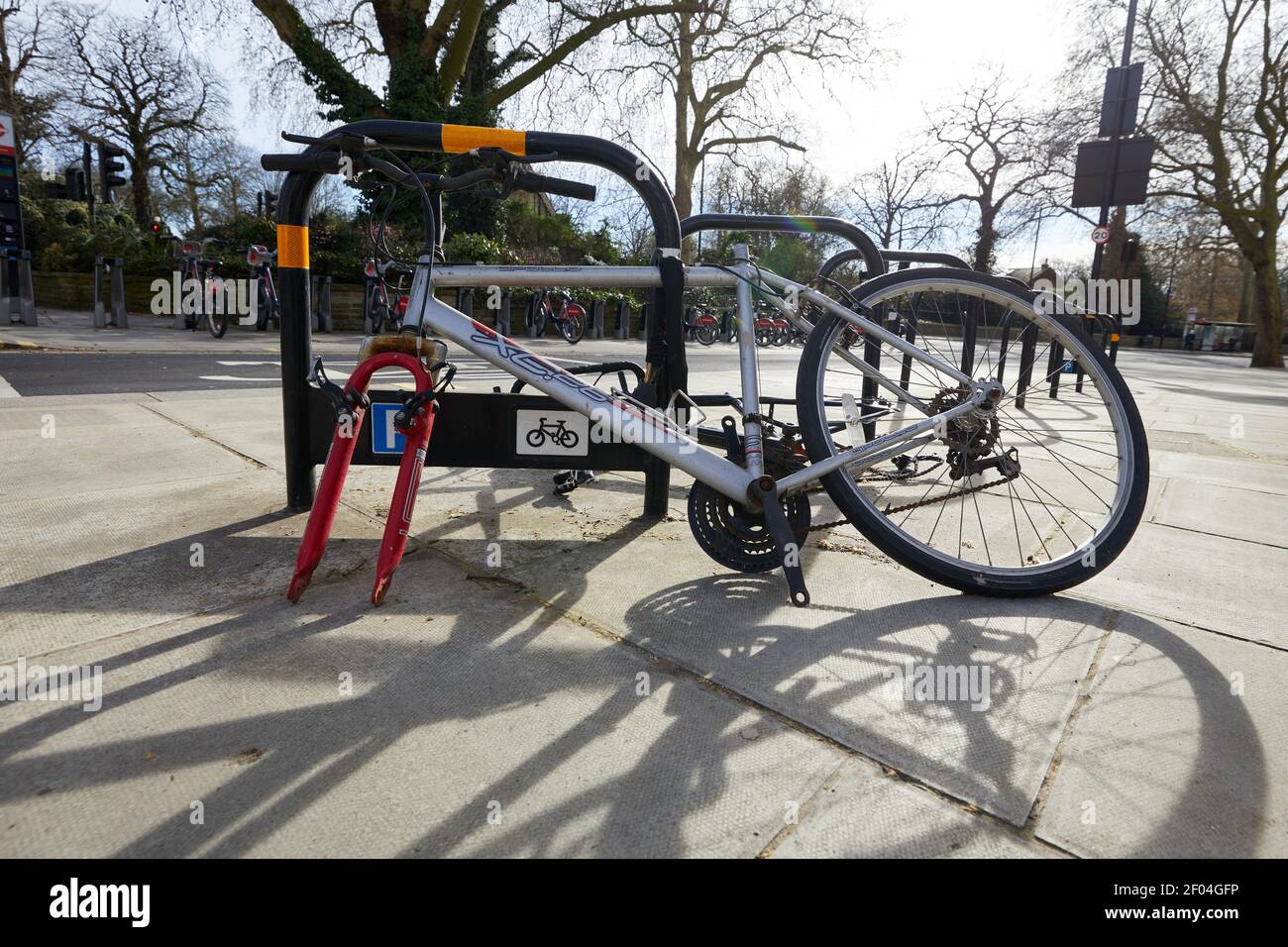 London, Großbritannien. - 23. Februar 2021: Der verlassene Rahmen eines Fahrrads, die meisten seiner Teile während der Coronavrius-Pandemie im Lancaster Gate gestohlen. Während der Pandemie ist ein erheblicher Anstieg der Zyklusdiebstähle zu sehen. Stockfoto
