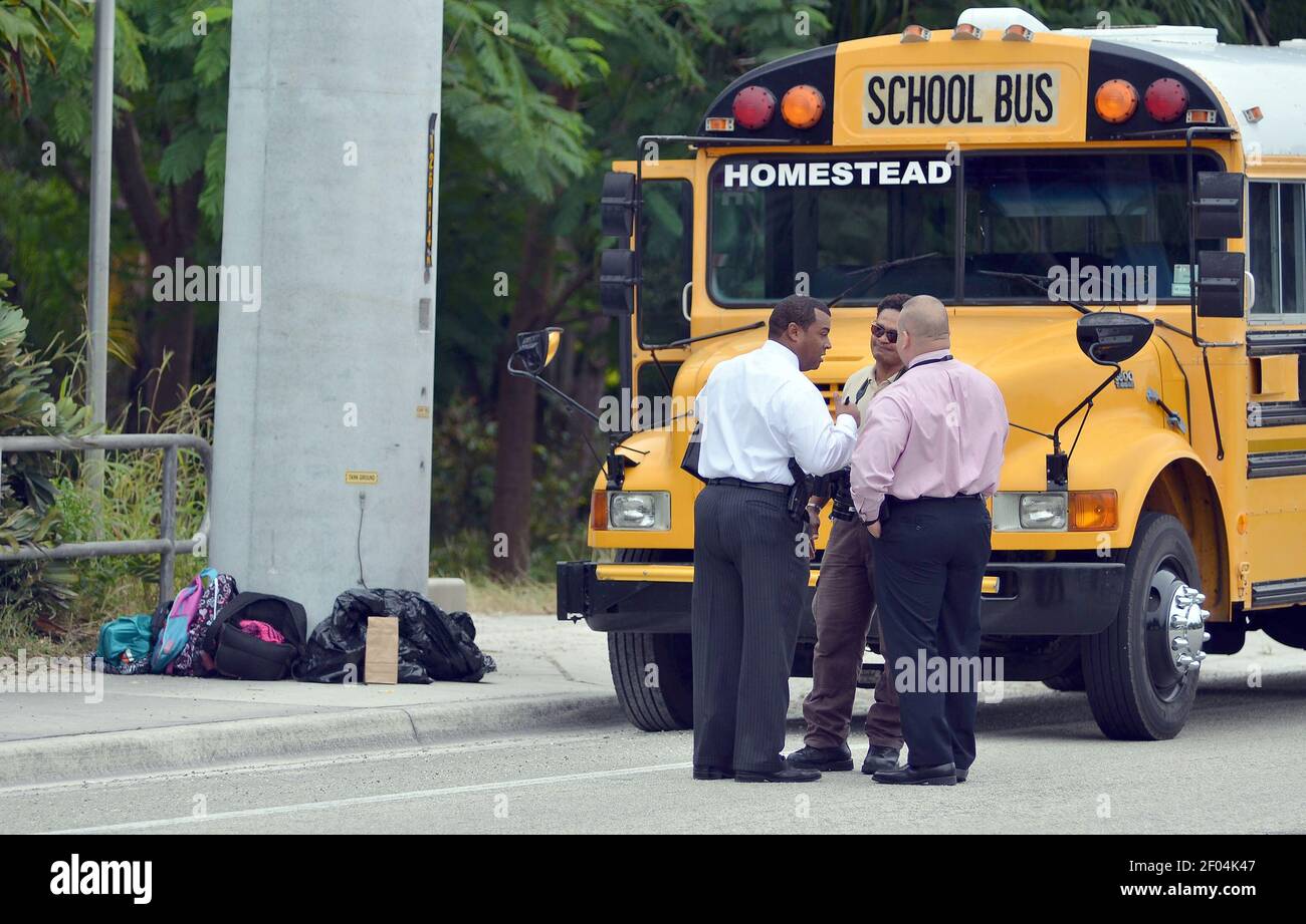 Die Polizeibeamten stehen vor einem Schulbus, nachdem ein Student ein 13-jähriges Mädchen vor ihrer jüngeren Schwester und sieben weiteren Kindern in einem Schulbus erschossen hat, Dienstag Morgen, 20. November 2012, in Homestead, Florida. (Foto von Gaston De Cardenas/El Nuevo Herald/MCT/Sipa USA) Stockfoto