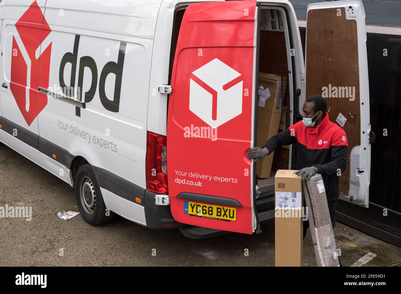 dpd Fahrer holt Paket von van für die Rückgabe an Kunde Stockfotografie -  Alamy