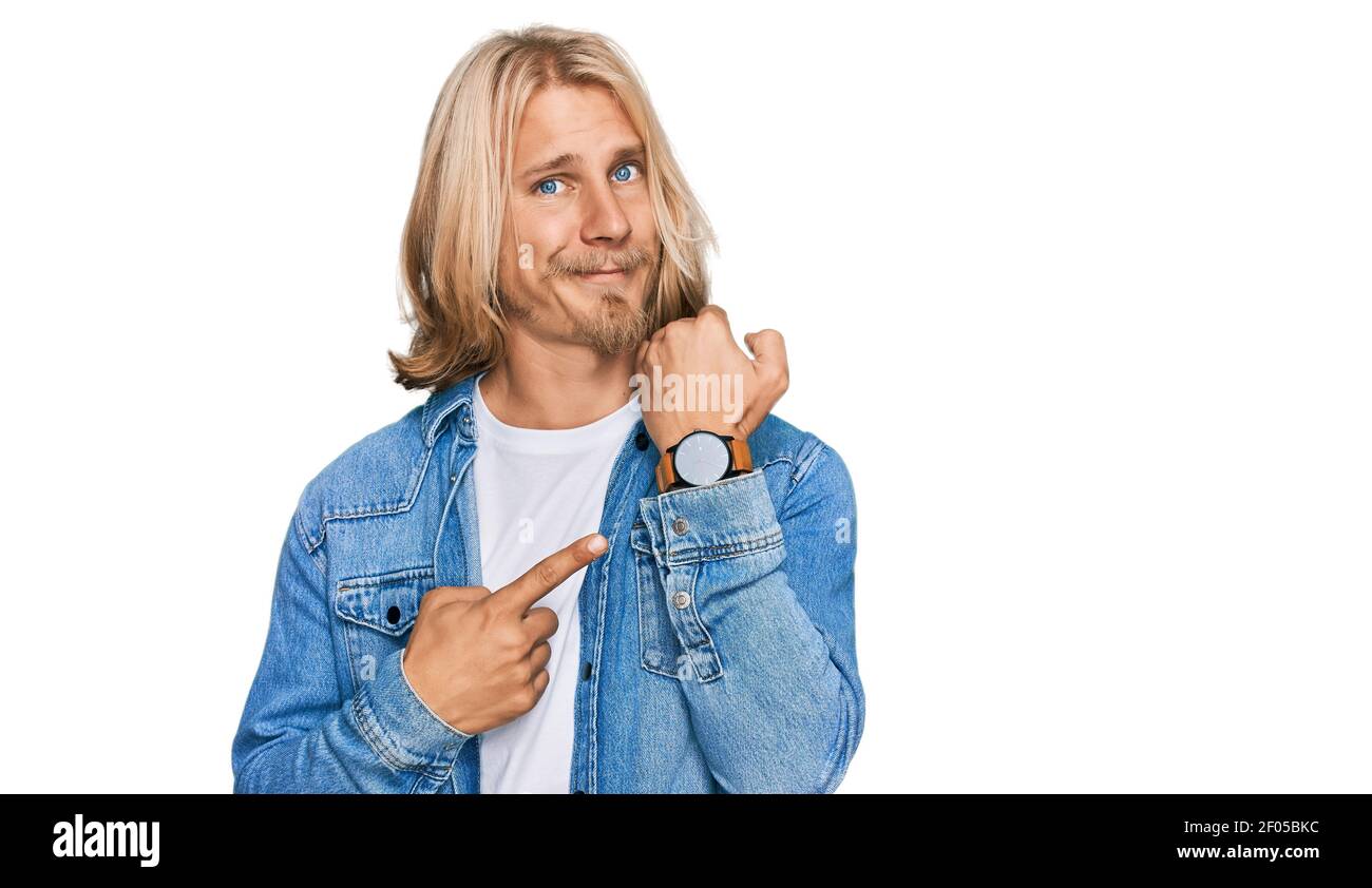 Blonde Schülerin Sntspannt Sich Mit Einem Schwarzen Mann Blonde Schülerin Sntspannt Sich Mit Einem Schwarzen Mann