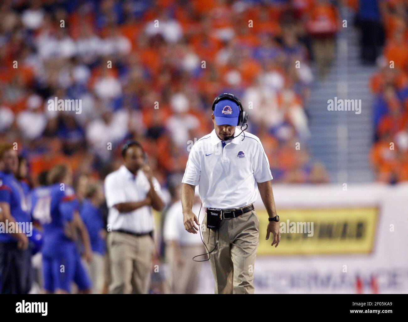 Boise State-Cheftrainer Chris Petersen geht in der ersten Halbzeit gegen Brigham Young im Bronco-Stadion in Boise, Idaho, am Donnerstag, 20. September 2012 ins abseits. (Foto von Joe Jaszewski/Idaho Statesman/MCT/Sipa USA) Stockfoto