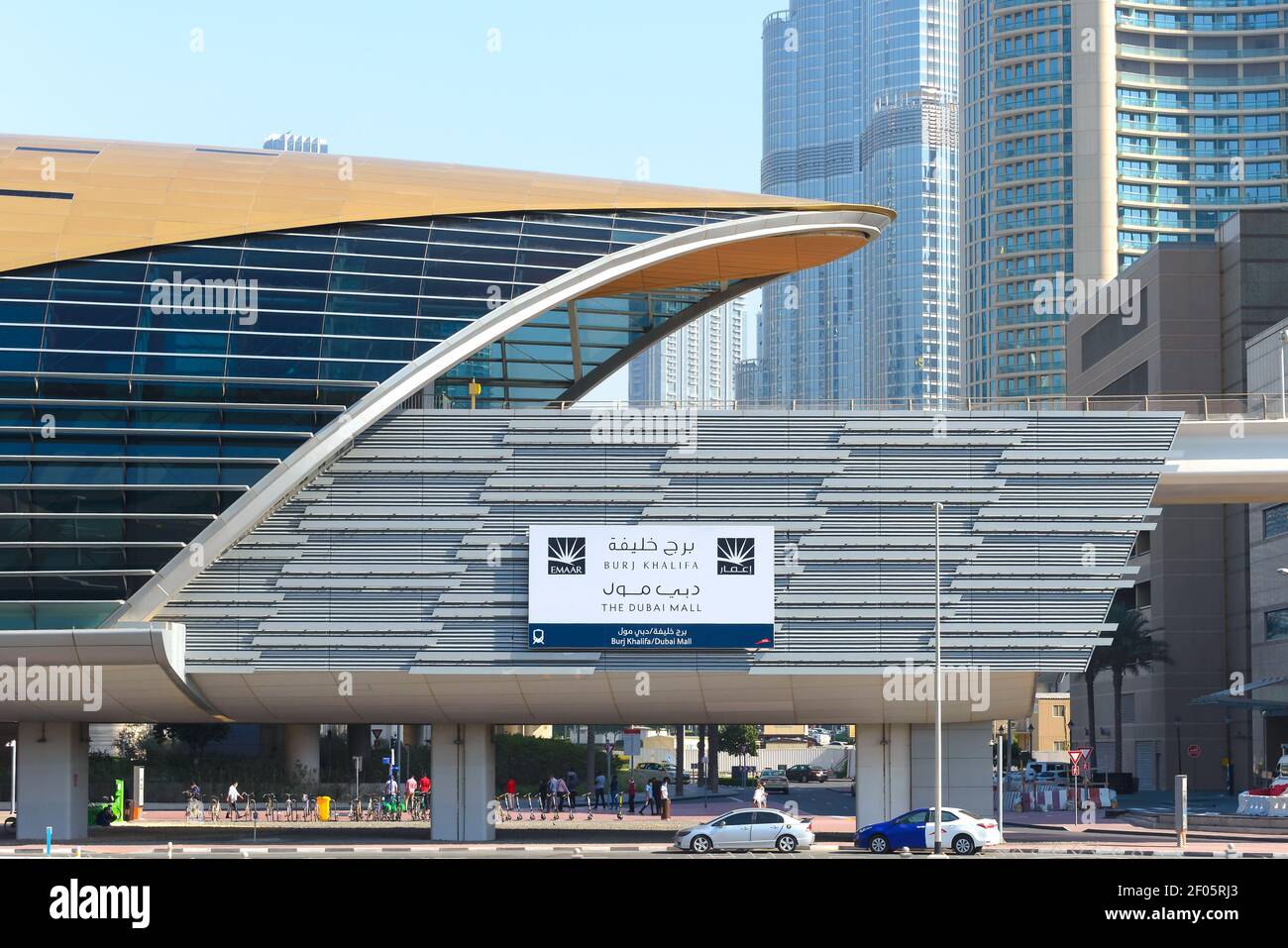 Blick von außen auf die Dubai Mall und die Dubai Burj Khalifa Metro Station. Moderner Bahnhof von RTA Dubai Transport. Öffentliche Verkehrsmittel in Vereinigte Arabische Emirate. Stockfoto