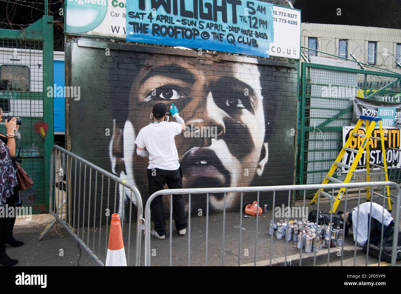 Street Artist Paints Muhammad Ali Mit Aerosoldosen Während Der City Of Colors Veranstaltung In Digbeth Im Stadtzentrum Von Birmingham England GB Stockfoto