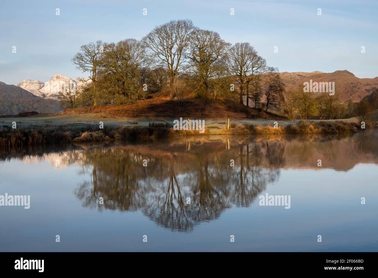 Kleine Kops spiegeln sich im ruhigen Wasser des Flusses Brathay in der Nähe von Elterwater Stockfoto