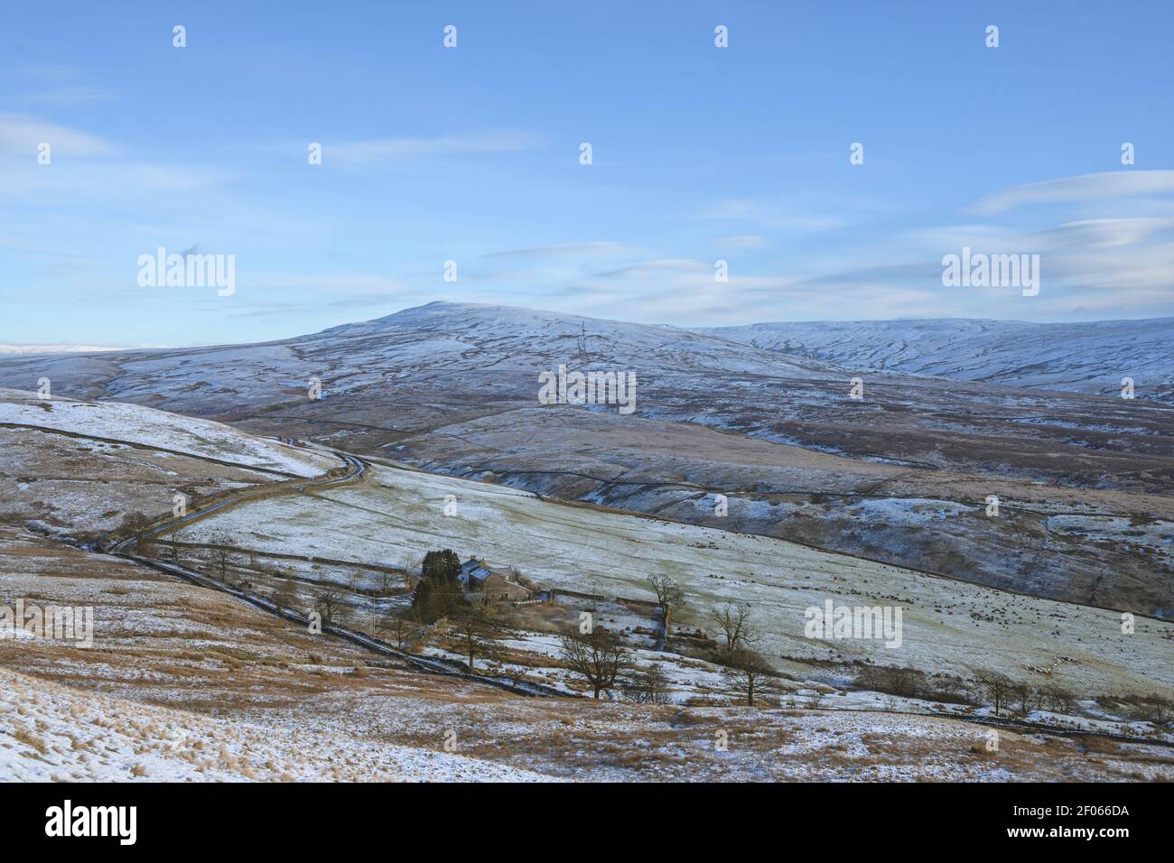 Schneebedeckter Crag Hill im Yorkshire Dales Nationalpark Casterton Fiel Stockfoto