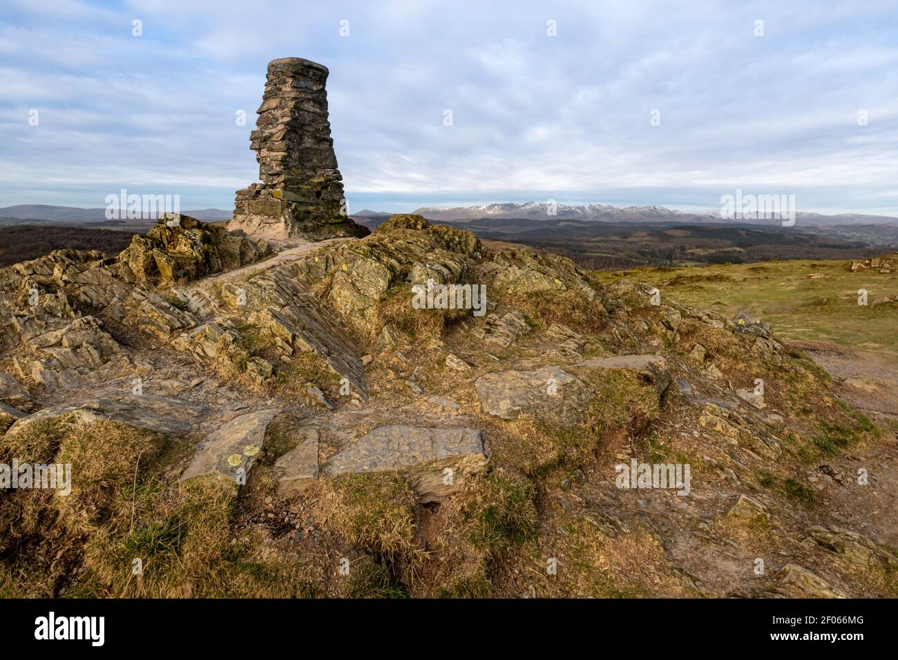 Der Triangulationspunkt am Gipfel des Gummers How With Blick auf die zentralen Fjells Stockfoto