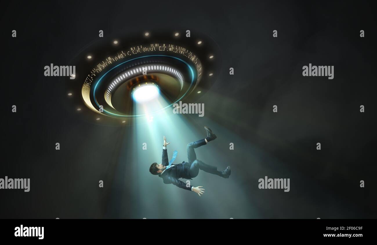 Alien Entführung Konzept. Junger Mann wird von UFO entführt. Stockfoto