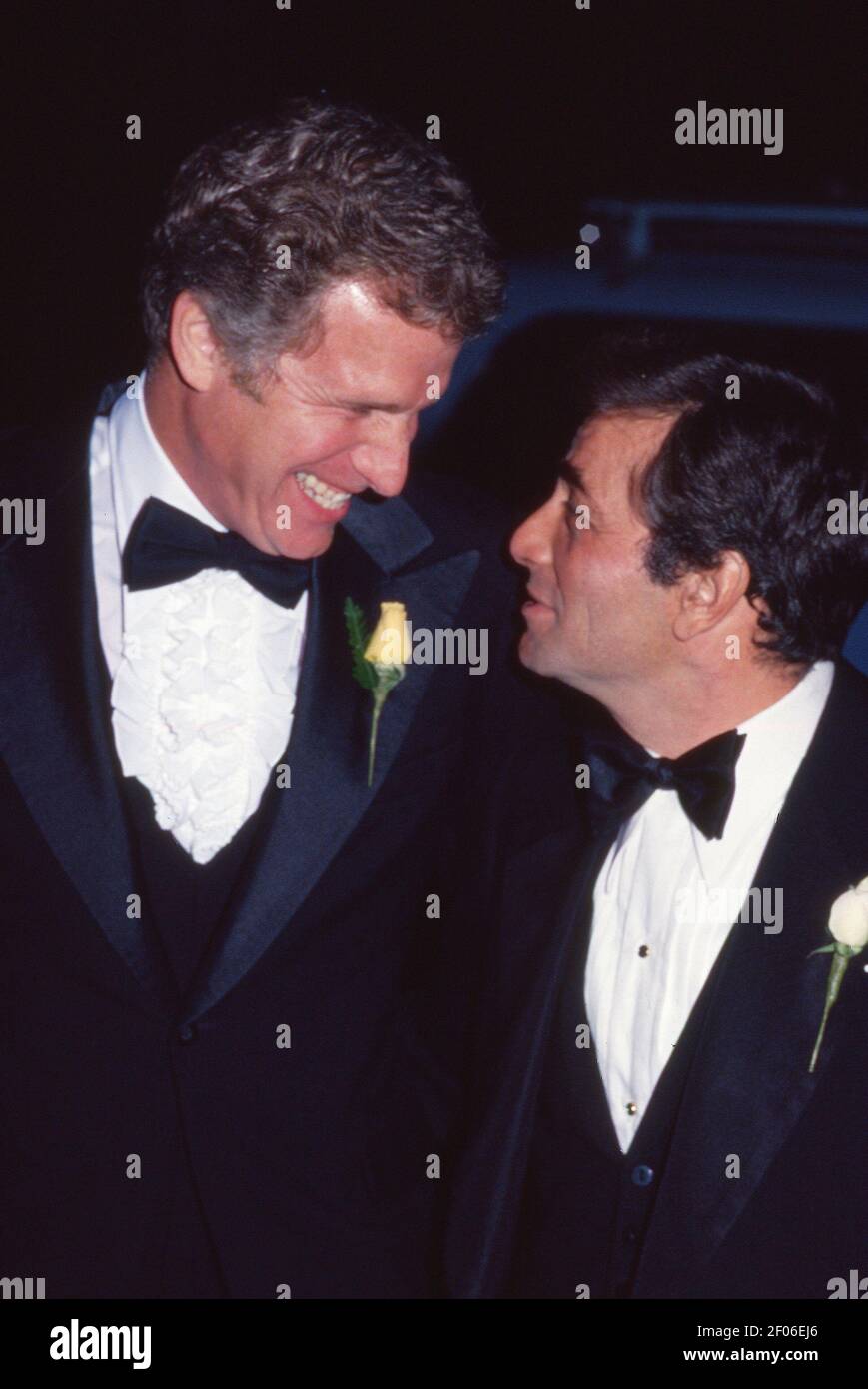 Wayne Rogers mit Peter Falk bei Peter Falk und Shera Danese Wedding 1977 Credit: Ralph Dominguez/MediaPunch Stockfoto