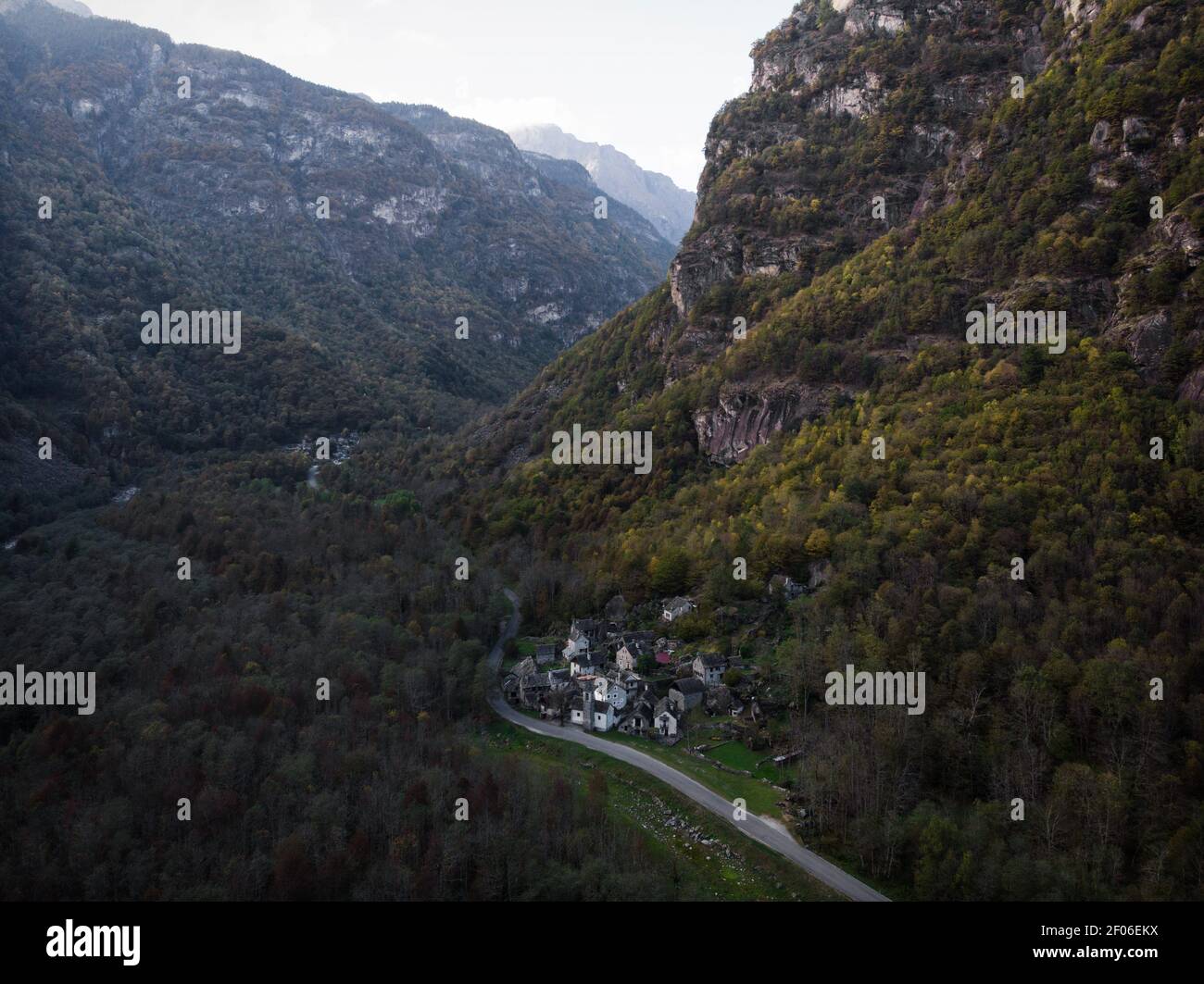 Luftpanorama Ansicht von charmanten historischen Dorf Weiler Ritorto mit rustico Architektur Steinhaus Gebäude in Bavona Valley Landschaft Natur Stockfoto