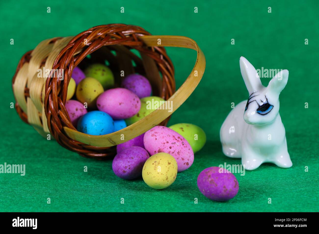 Hase Mit Bunten Verschütteten Eierkorb Stockfoto