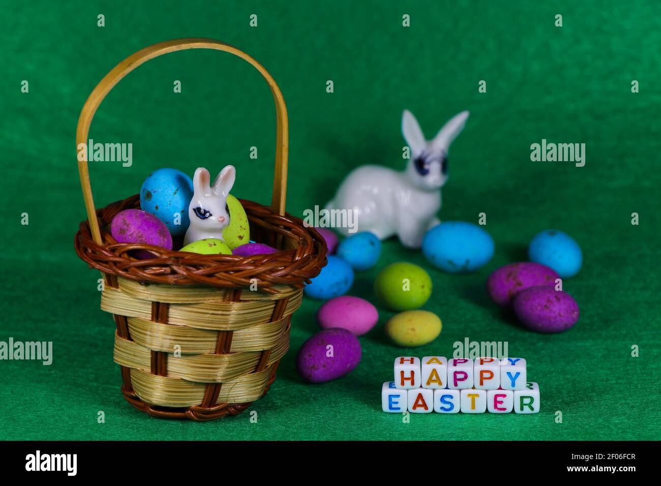 Frohe Osterhase Im Korb Mit Bunten Eiern Stockfoto
