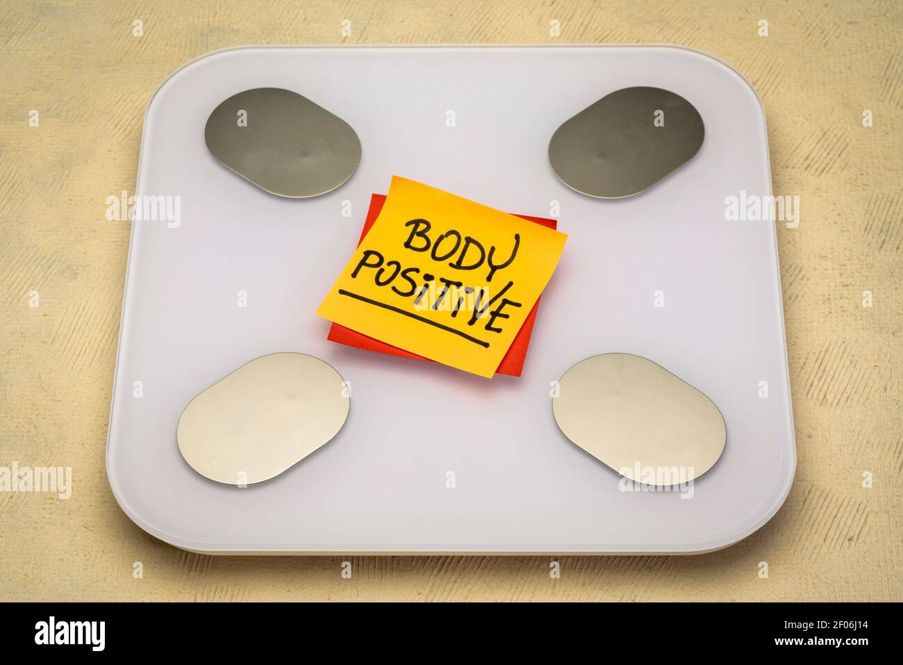 Body positive - Erinnerungsnotiz auf einer Badezimmerwaage, Selbstakzeptanz und positive Denkweise Konzept Stockfoto
