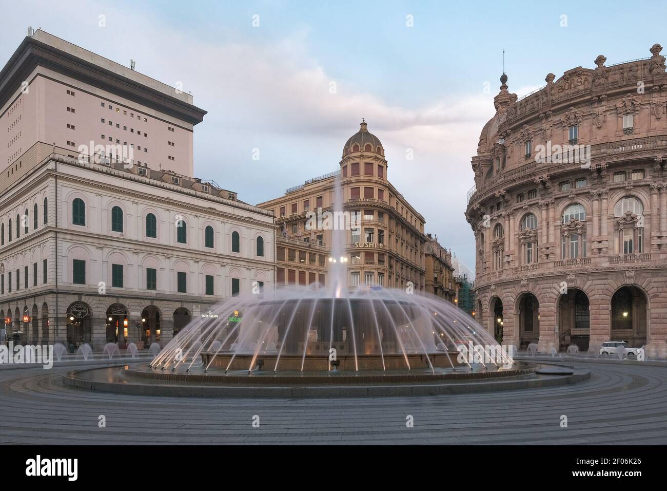 Genua Piazza De Ferrari Platz bei Sonnenuntergang. Genua, Ligurien, Italien Stockfoto