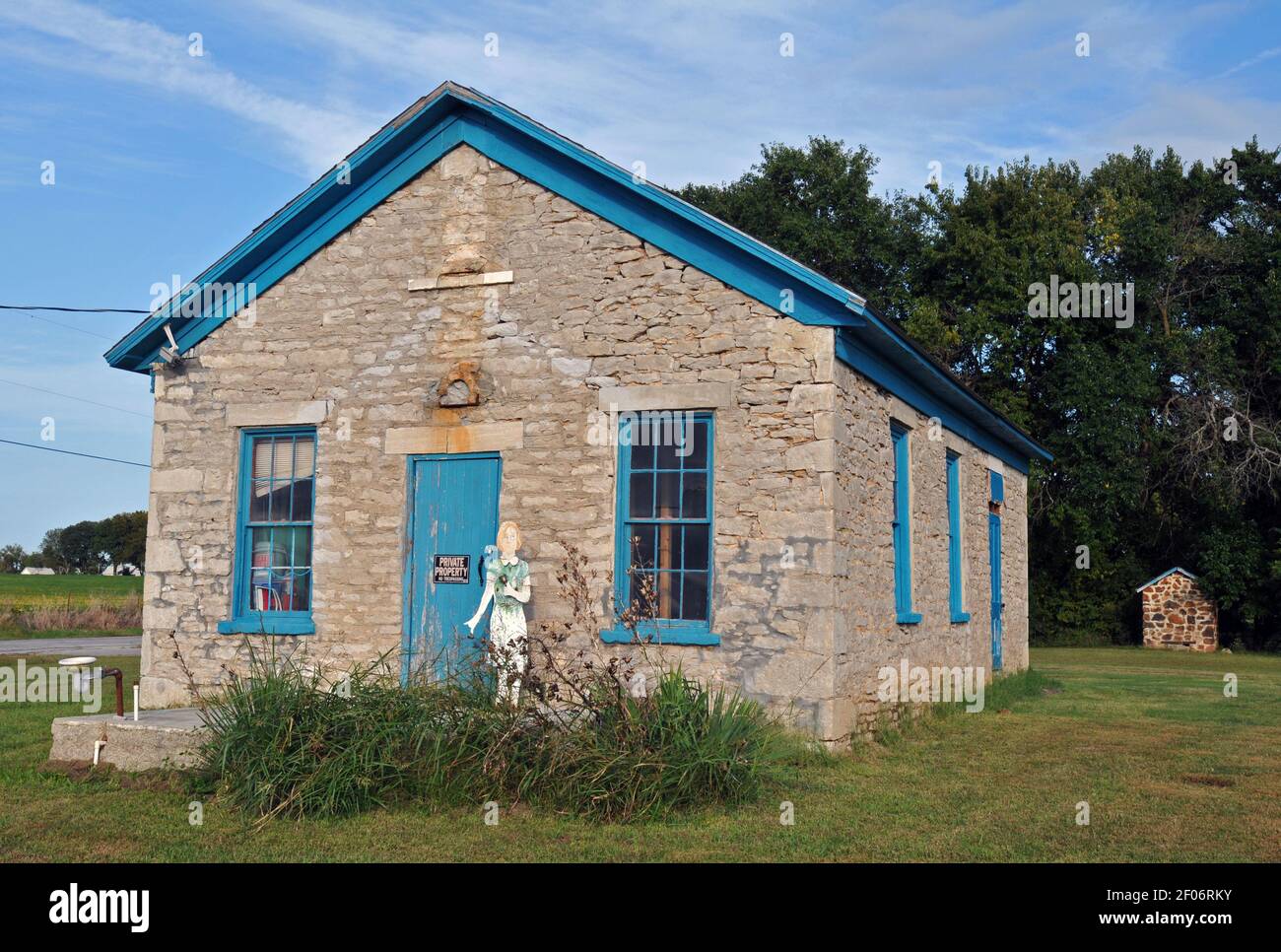 Das historische Einzimmerschulhaus La Grange, nördlich von Carthage, Missouri, wurde 1868 erbaut und diente bis 1973. Stockfoto