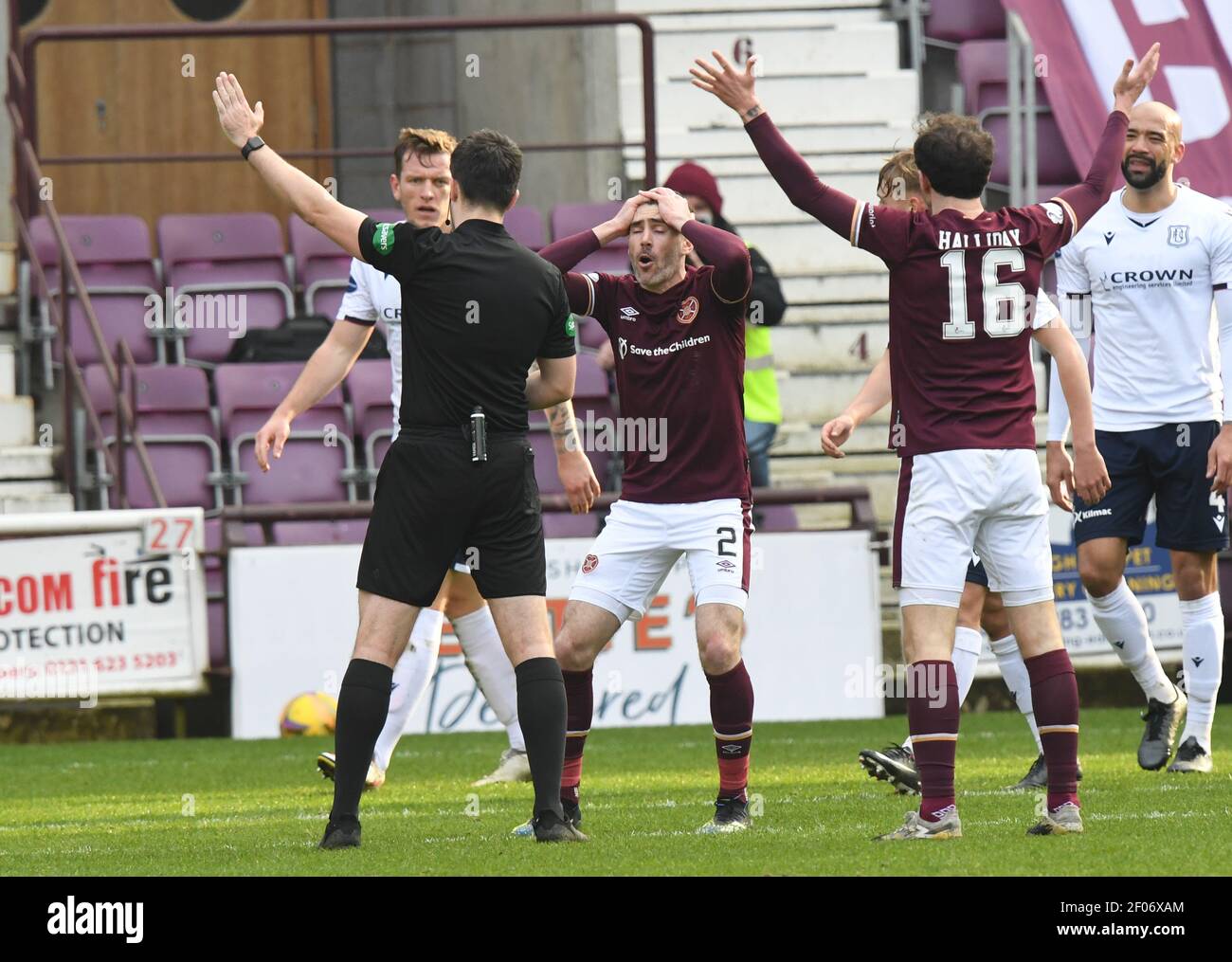Tynecastle Park, Edinburgh, Schottland. Großbritannien, 6th. März - 21. Scottish Championship Match .Hearts vs Dundee . Hearts Michael Smith & Andy Halliday (16) kann der Entscheidung des Schiedsrichters Don Robertson nicht glauben. Kredit: eric mccowat/Alamy Live Nachrichten Stockfoto