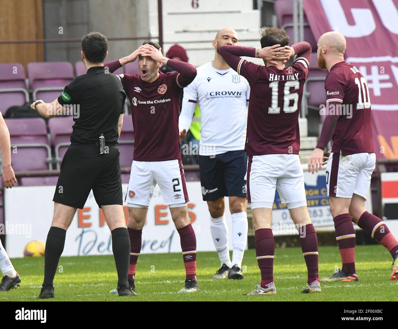 Tynecastle Park, Edinburgh, Schottland. Großbritannien, 6th. März - 21. Scottish Championship Match .Hearts vs Dundee . Hearts Michael Smith & Andy Halliday (16) kann der Entscheidung des Schiedsrichters Don Robertson nicht glauben. Kredit: eric mccowat/Alamy Live Nachrichten Stockfoto