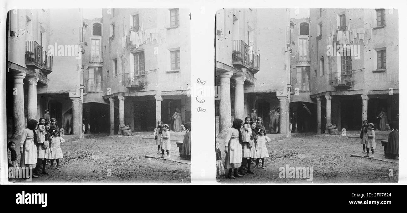 Plaça sota l'església de Santa Coloma de Queralt. Stockfoto