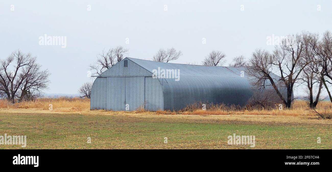 Quonset Hütte aus ländlichem Stahl mit Spitzdach Stockfoto
