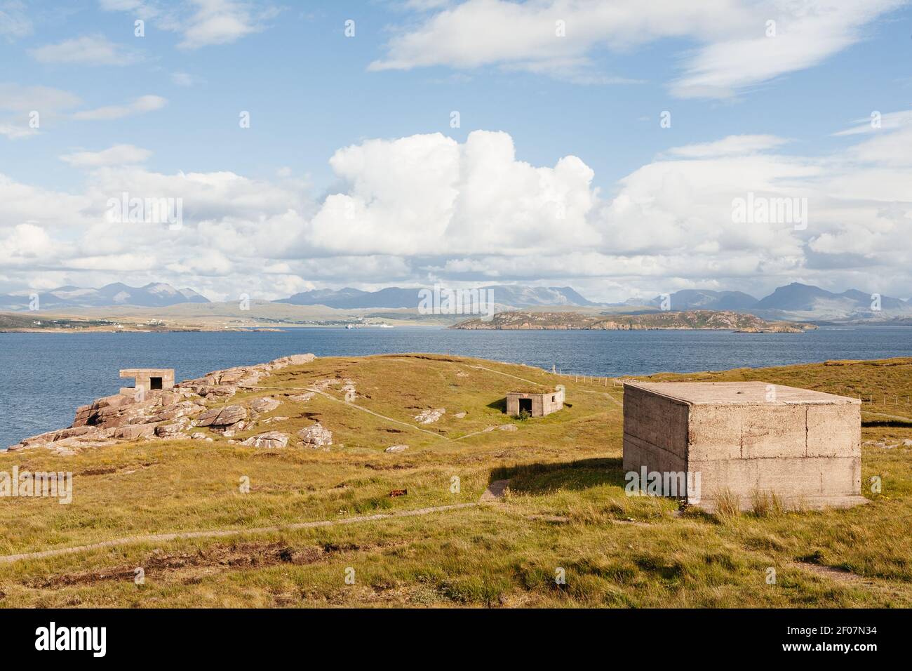 Blick von der Cove Coastal Battery bei Rubha nan Sasan, Teil der Loch Ewe Defences, Loch Ewe, Wester Ross, Highland, Schottland, Großbritannien. Stockfoto